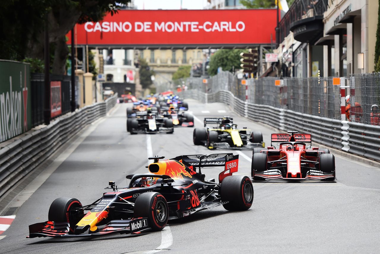 Max Verstappen duikt een bocht in, voor Sebastian Vettel, bij de start van de Grand Prix van Monaco.
