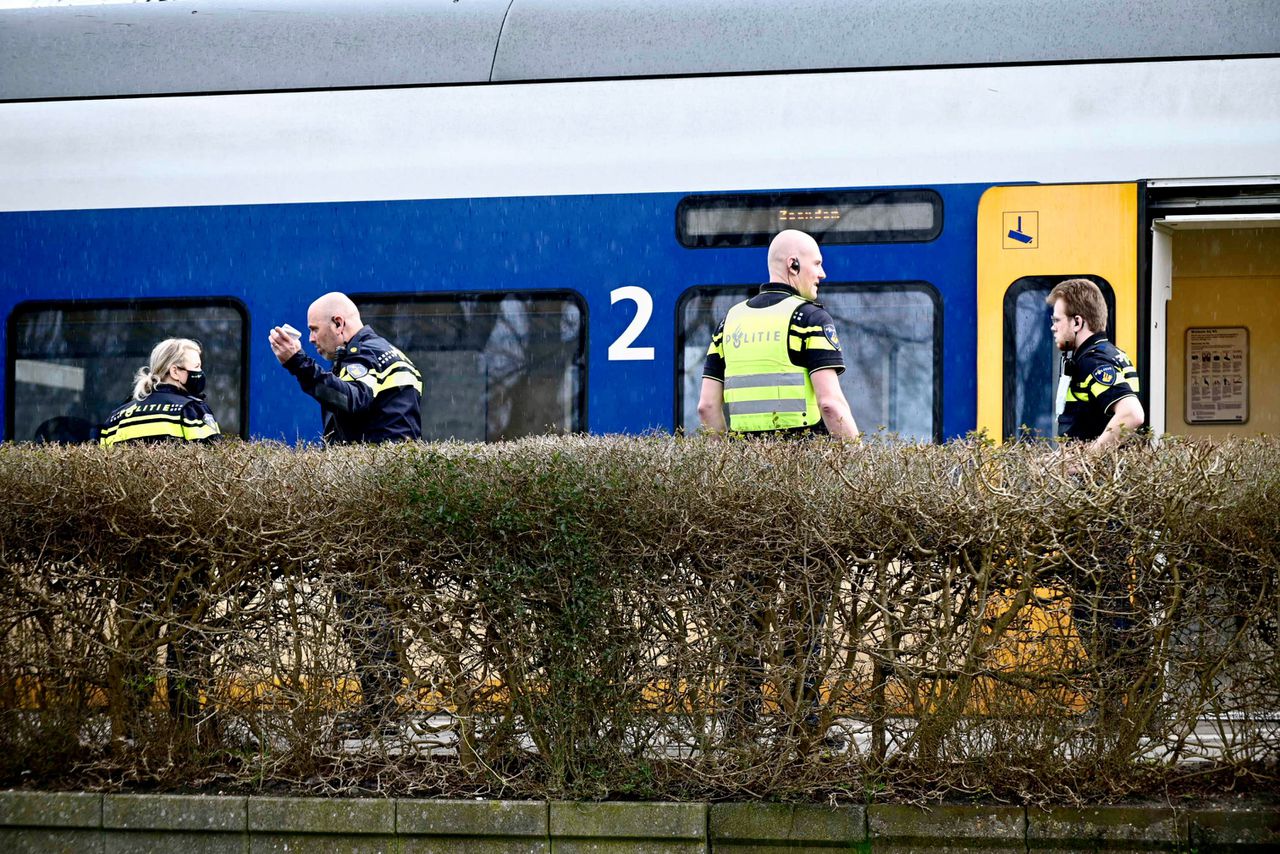 Politie doet aanhoudingen na ‘mogelijk conflict’ en melding vuurwapen in trein 