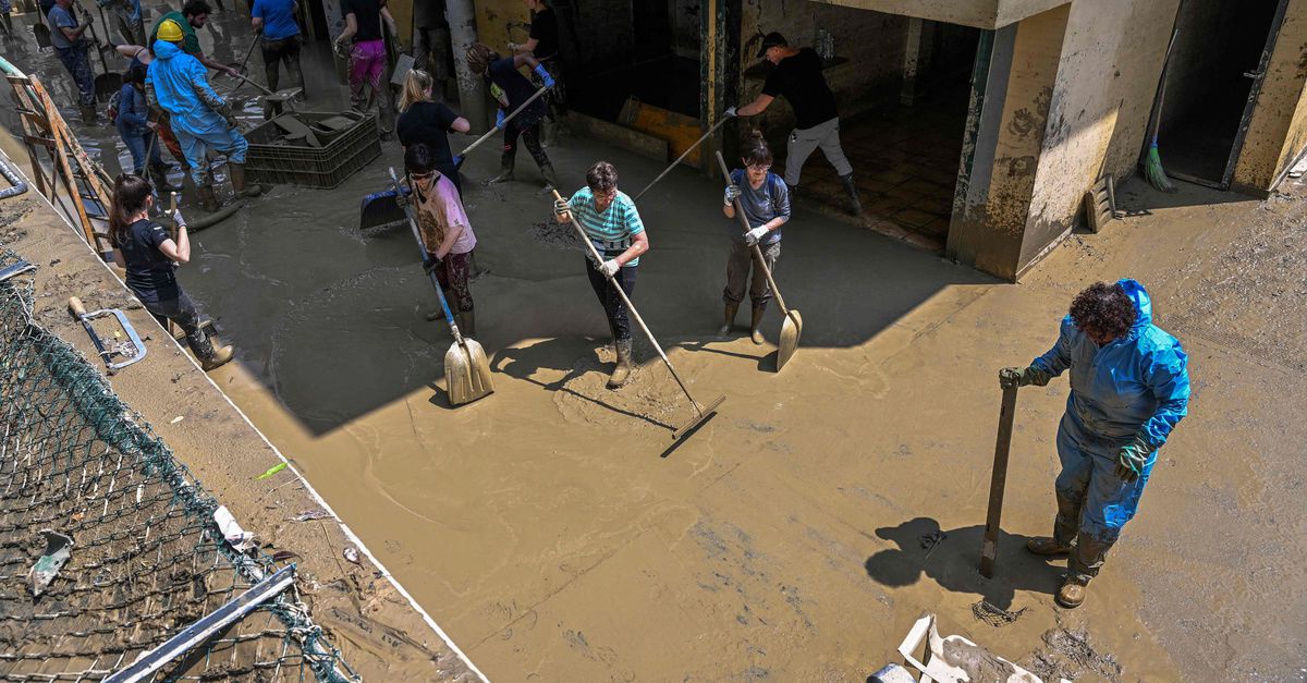 The inhabitants of Emilia-Romagna clean themselves of the mud: “the water beat furiously at the door”