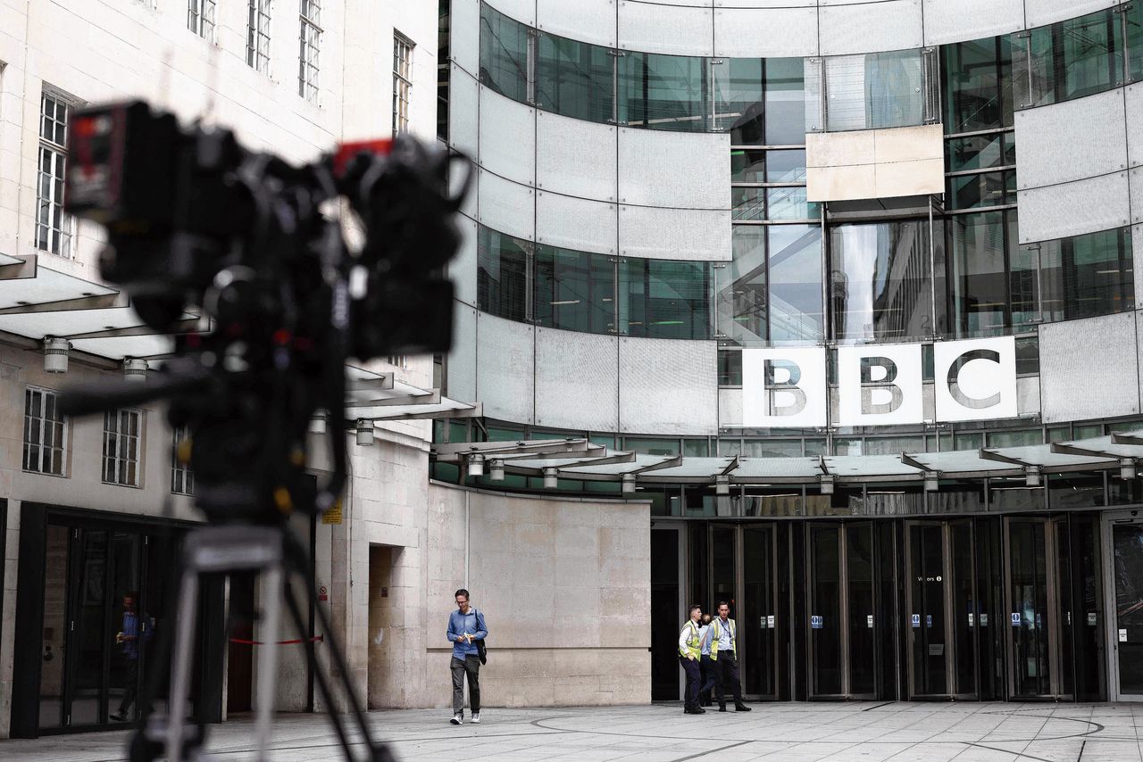 Moeilijkste week sinds affaire-Saville? BBC worstelt met nieuw schandaal rond presentator en naaktfoto’s tiener 