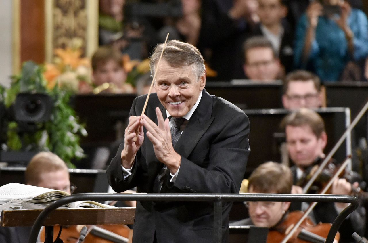 Mariss Jansons dirigeert tijdens het Nieuwjaarsconcert in januari 2016 het Weens Philharmonisch Orkest.