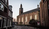 Zicht op de St. Servatiuskerk in Erp. Tijdens de pandemie weerklonken alleen ambulancesirenes in de verder lege straten. 