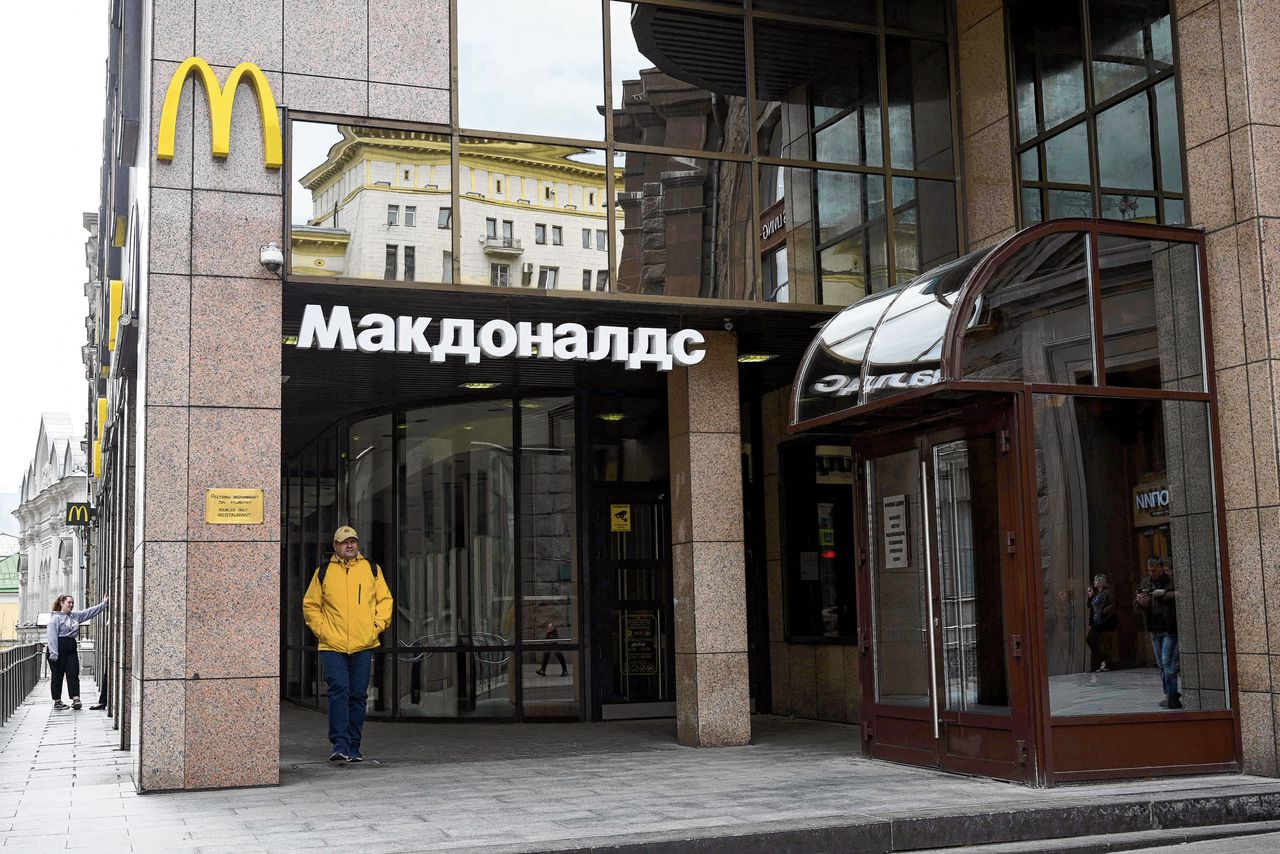 De restaurants van McDonald’s in Rusland waren al gesloten. Maandag maakte het bedrijf bekend de Russische filialen te verkopen, zoals deze in Moskou.