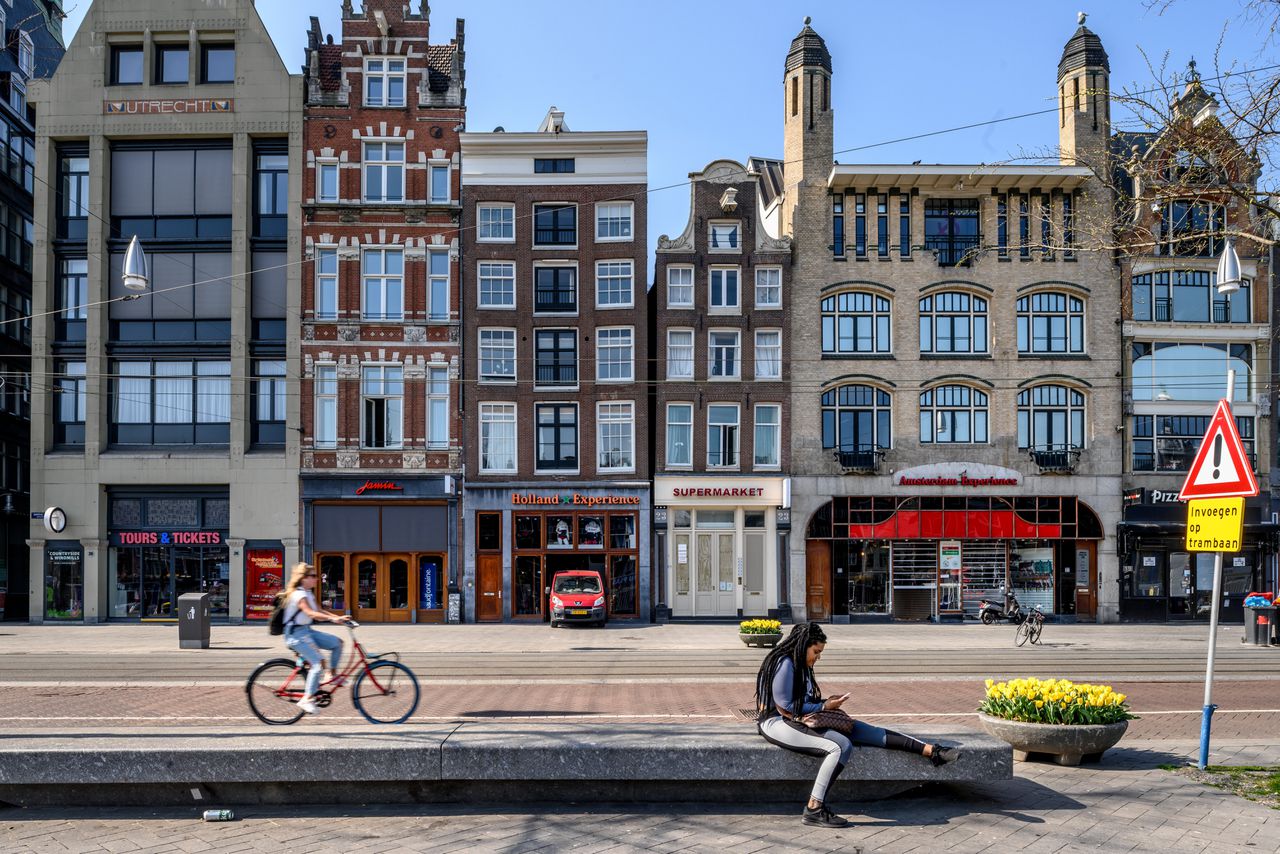 Het is rustig in de Amsterdamse binnenstad. Mensen blijven thuis, toeristen zijn er praktisch niet. De horeca wordt hard geraakt door de coronamaatregelen.