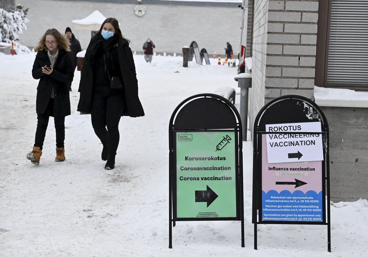 Borden wijzen de weg naar een vaccinatiecentrum in Helsinki.