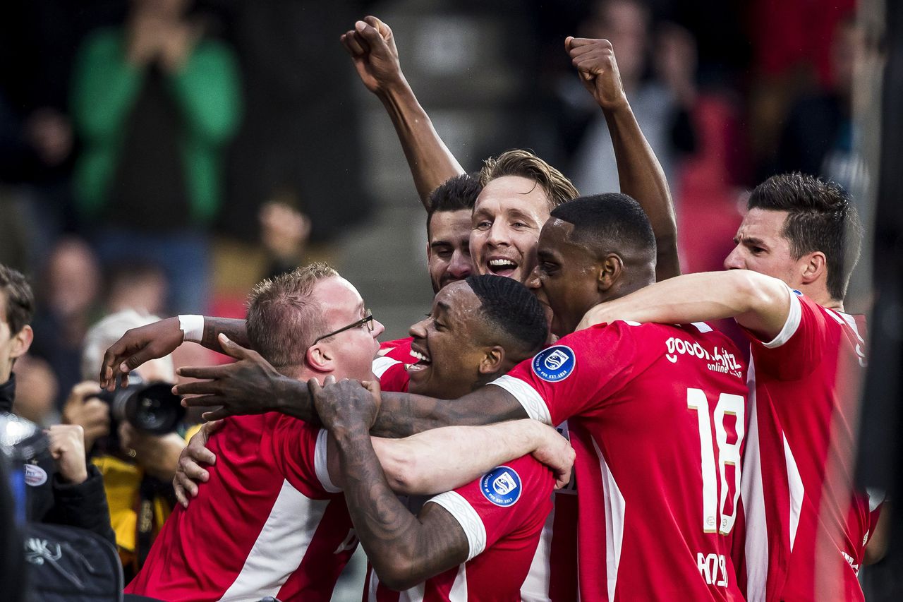 PSV bestrijdt Ajax  met gif 