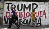 Protest tegen de Amerikaanse sancties op een muur in Caracas.  President Trump zegt een militaire invasie van Venezuela niet uit te sluiten.