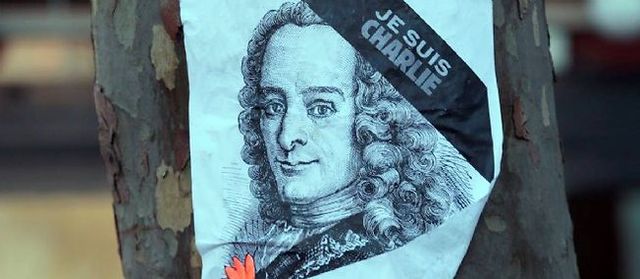 Behalve de nieuwe Charlie Hebdo vliegt ook Voltaire de
