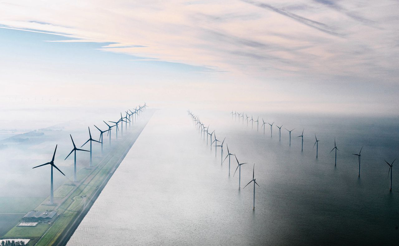 Windmolens in de ochtendnevel, Noordoostpolder, ten noorden van Urk. Het grootste windmolenpark van Nederland.