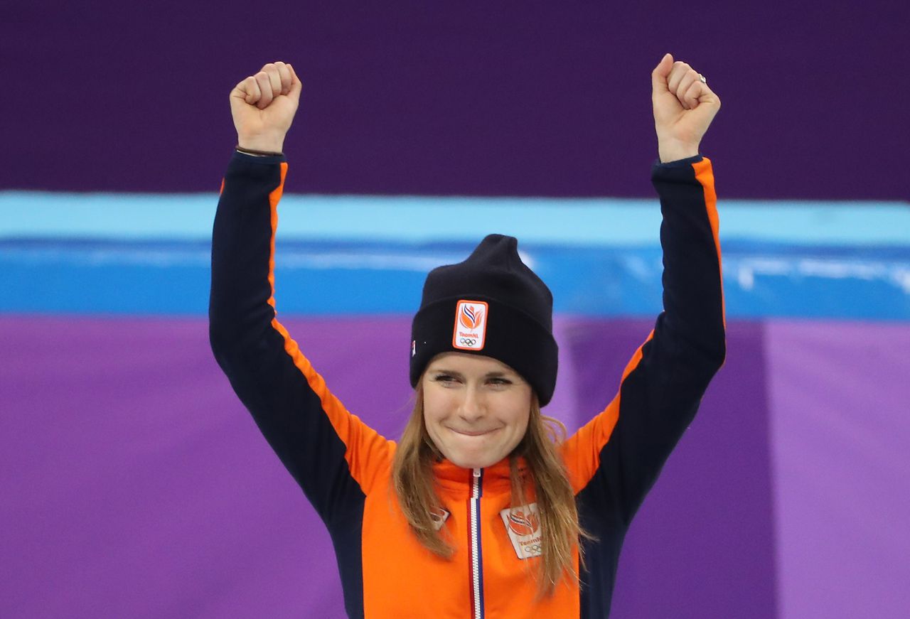 Yara van Kerkhof viert haar zilveren medaille op de 500 meter in Pyeongchang.