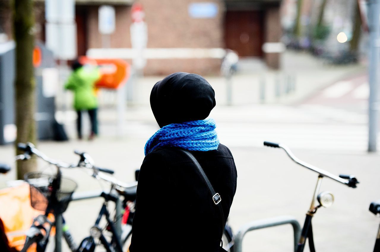 Meisje (14) geschopt om dragen hoofddoek 