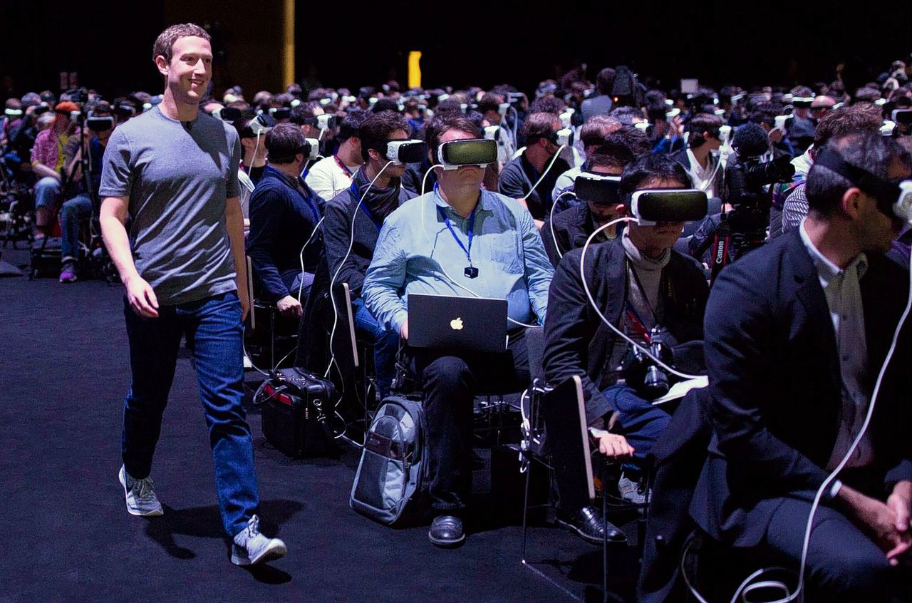 Facebook-oprichter Mark Zuckerberg verrast aanwezigen bij een Samsung-evenement over virtual reality in Barcelona met een bezoek.