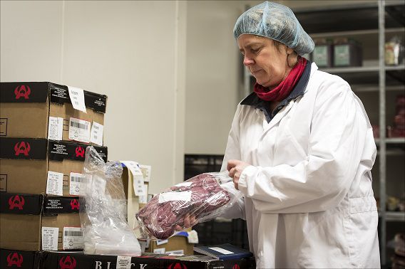 Een inspecteur van de Nederlandse Voedsel- en Warenautoriteit (NVWA) controleert bij een Utrechts vleesverwerkend bedrijf. Een monster van het vlees wordt meegenomen.