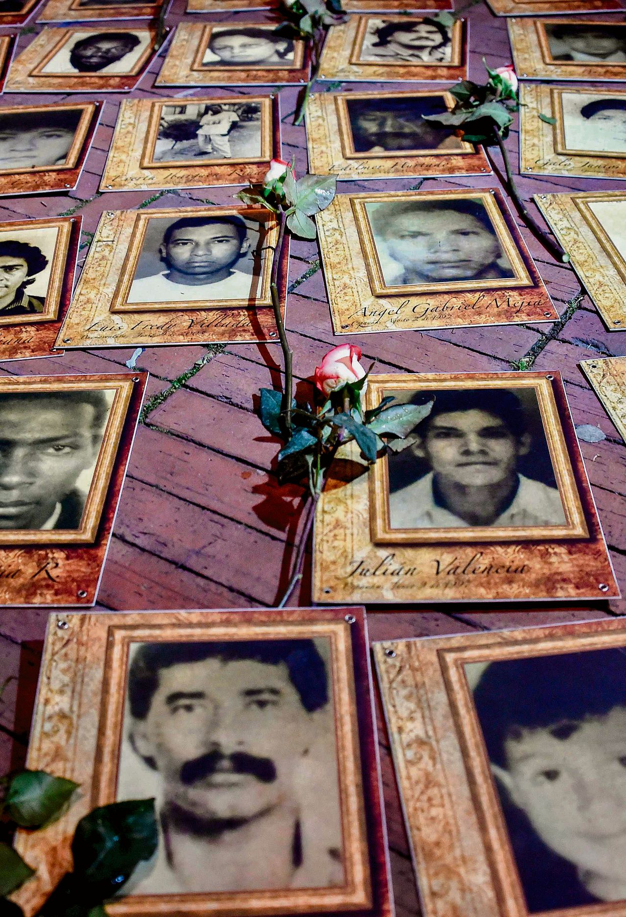 Foto’s van vermiste personen bij de viering van het vredesakkoord met de FARC in Bogota.