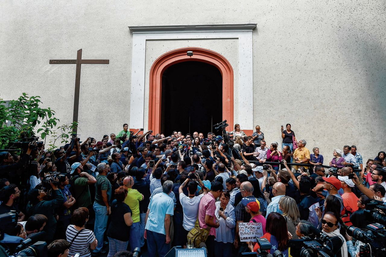 ‘Interim-president’ Juan Guaidó spreekt de pers en aanhangers toe na het bijwonen van de zondagse mis in de San José-kerk in Caracas.