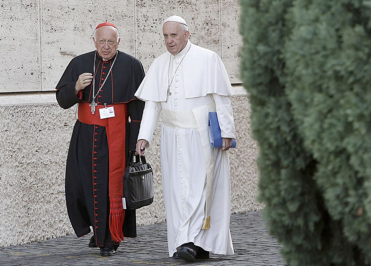 Kardinaal Ezzati (l) en paus Franciscus tijdens een bijeenkomst in het Vaticaan in oktober 2015.