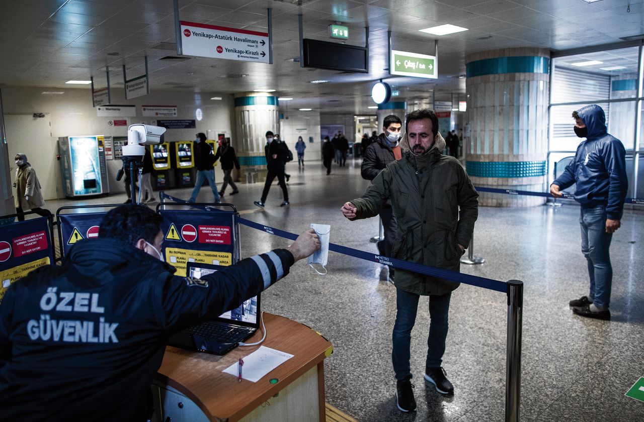 Reizigers dragen mondkapjes tegen het coronavirus in een metrostation in Istanbul. Volgens de burgemeester van de stad reizen nog veel te veel inwoners met het openbaar vervoer.
