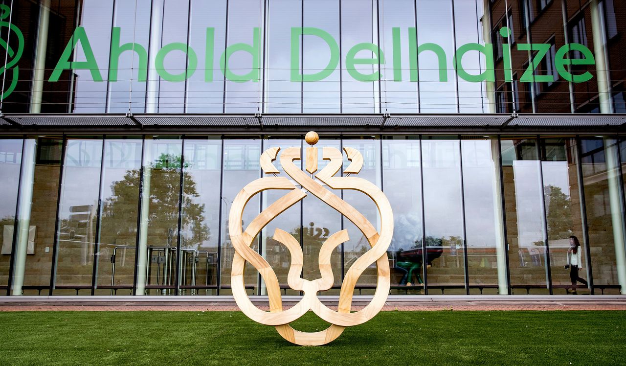 Het logo van Ahold Delhaize voor het hoofdkantoor van het gefuseerde supermarktconcern in Zaandam.