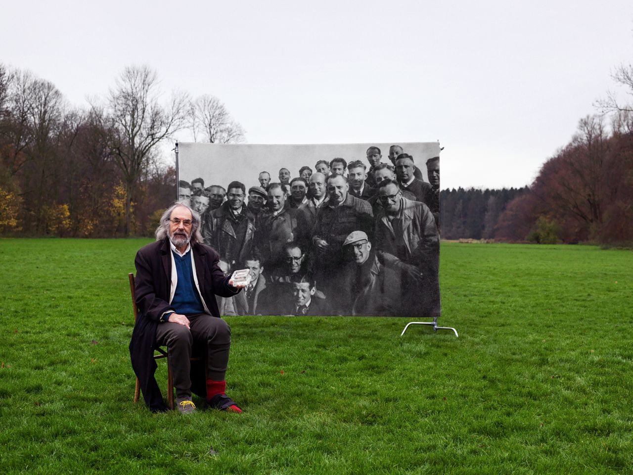 Hans Ulrich d’Oliviera, nabestaande van een van de Joden die moesten werken in het Amsterdamse Bos, op exact de plek van de historische foto.