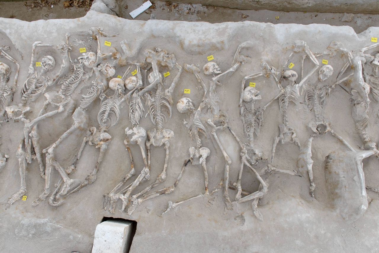 Tussen 2007 en 2012 werden in havenstad Phalerum 1.700 skeletten opgegraven. Bij sommige waren handen en voeten gebonden.