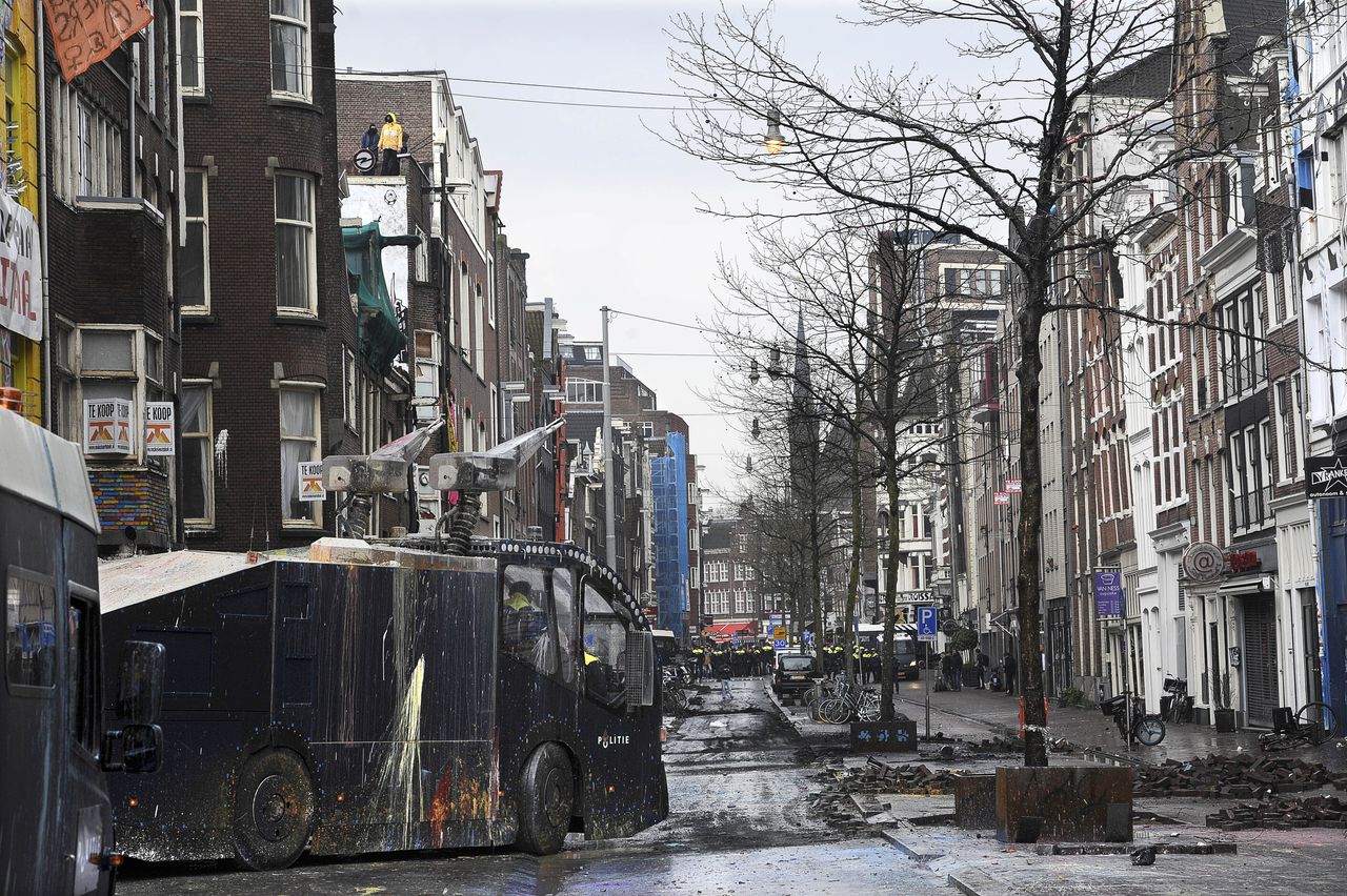 ME tijdens de ontruiming van de Tabakspanden in de Spuistraat.