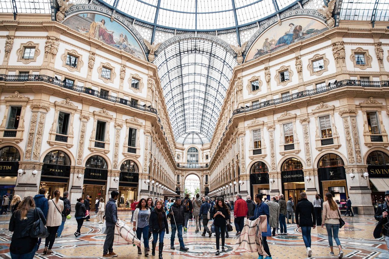 Winkelpubliek in de Galleria Vittorio Emanuele II in Milaan, Italië. Roger Abravanel pleit voor een meritocratie en noemt onder meer het „lage scholingsniveau en lage arbeidsproductiviteit” problematisch.