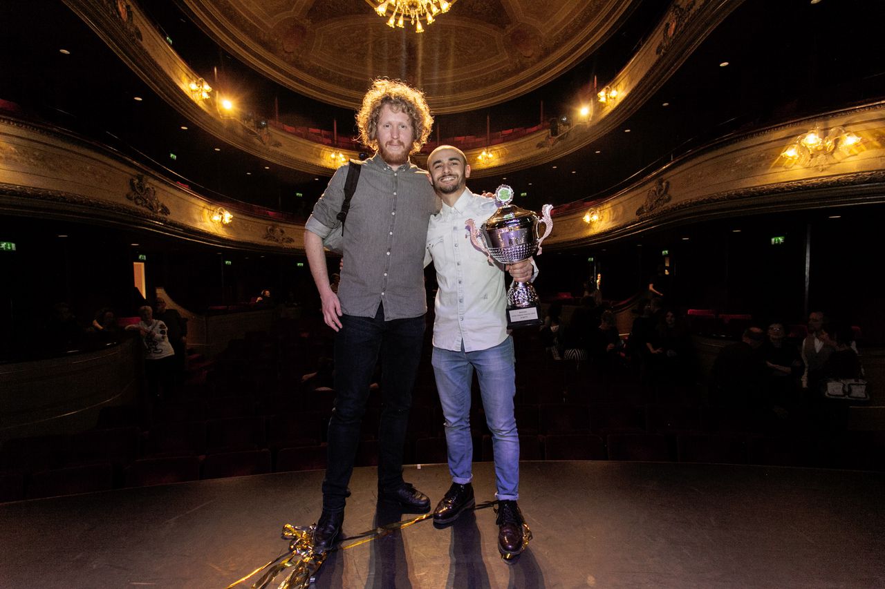 De winnaars van het Leids Cabaret Festival, links publieksprijswinnaar Kasper van der Laan, rechts juryprijswinnaar Farbod Moghaddam.