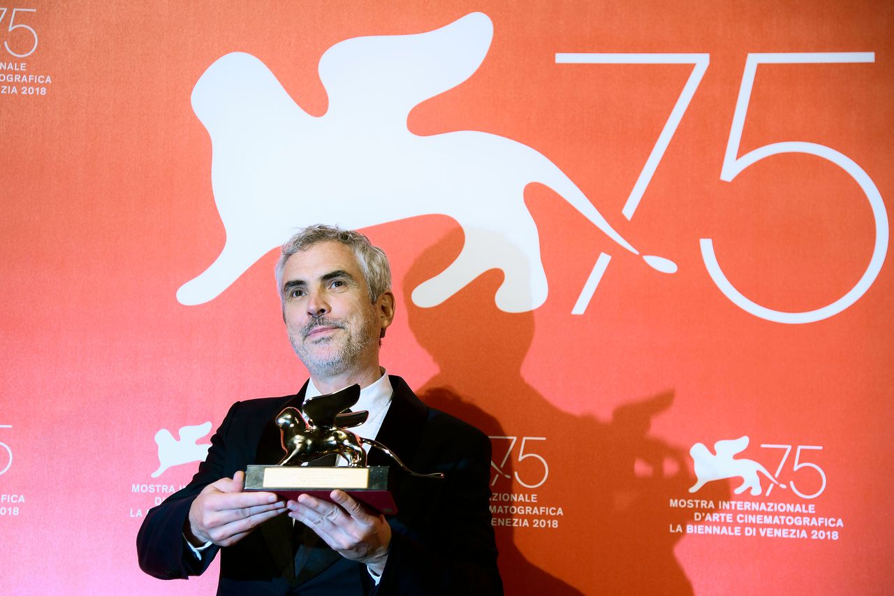 Regisseur Alfonso Cuarón poseert met zijn Gouden Leeuw.
