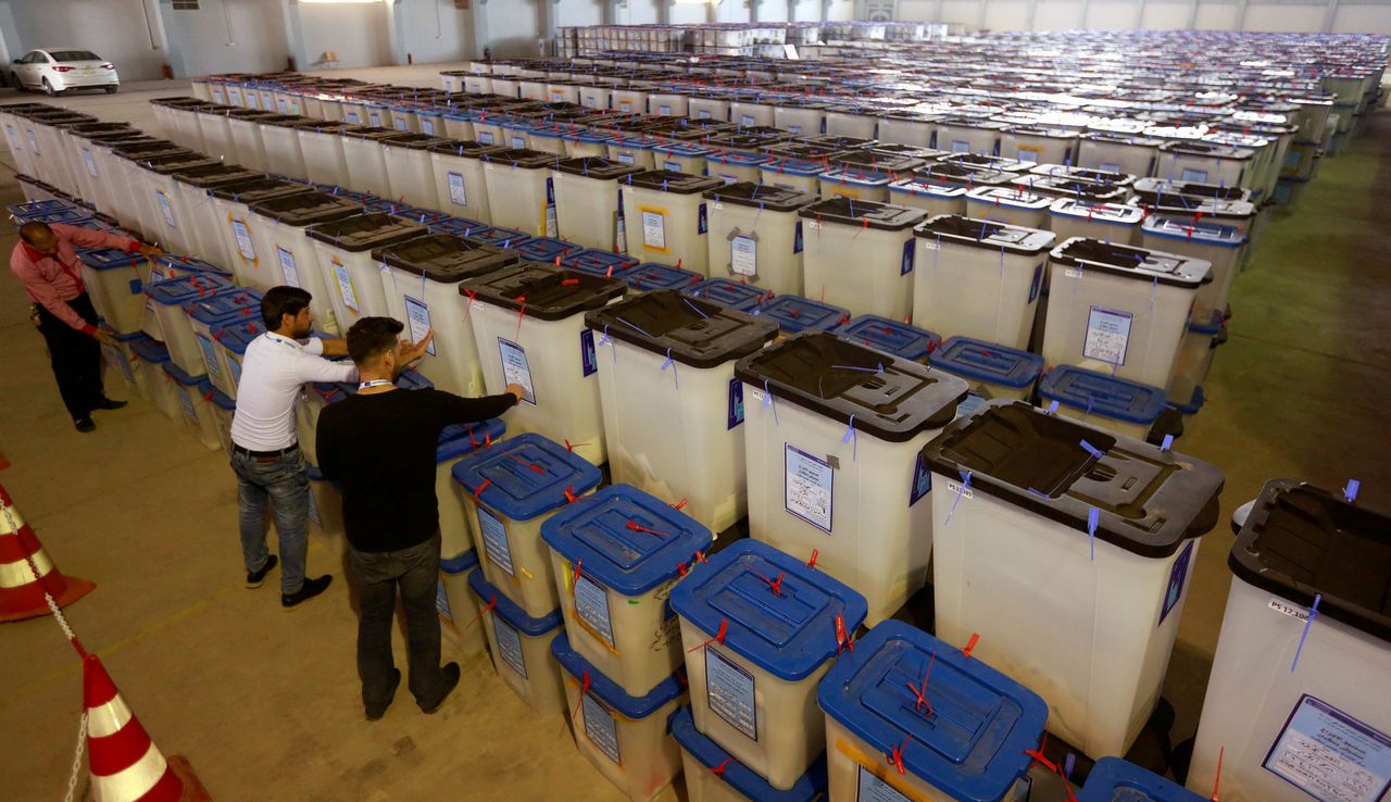 Leden van de kiescommissie inspecteren de stembussen in Irak na de parlementsverkiezingen in mei.