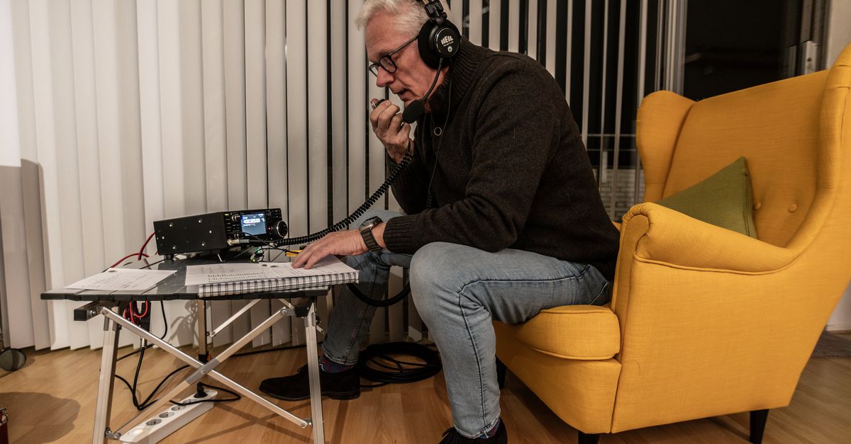 Wat als de stroom uitvalt en het mobiele netwerk plat gaat? Dan zijn daar de radioamateurs. ‘Dit is PI9DU. Over’