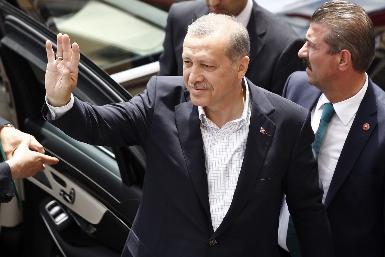 President Recep Tayyip Erdogan zwaait naar aanhangers in Istanbul.