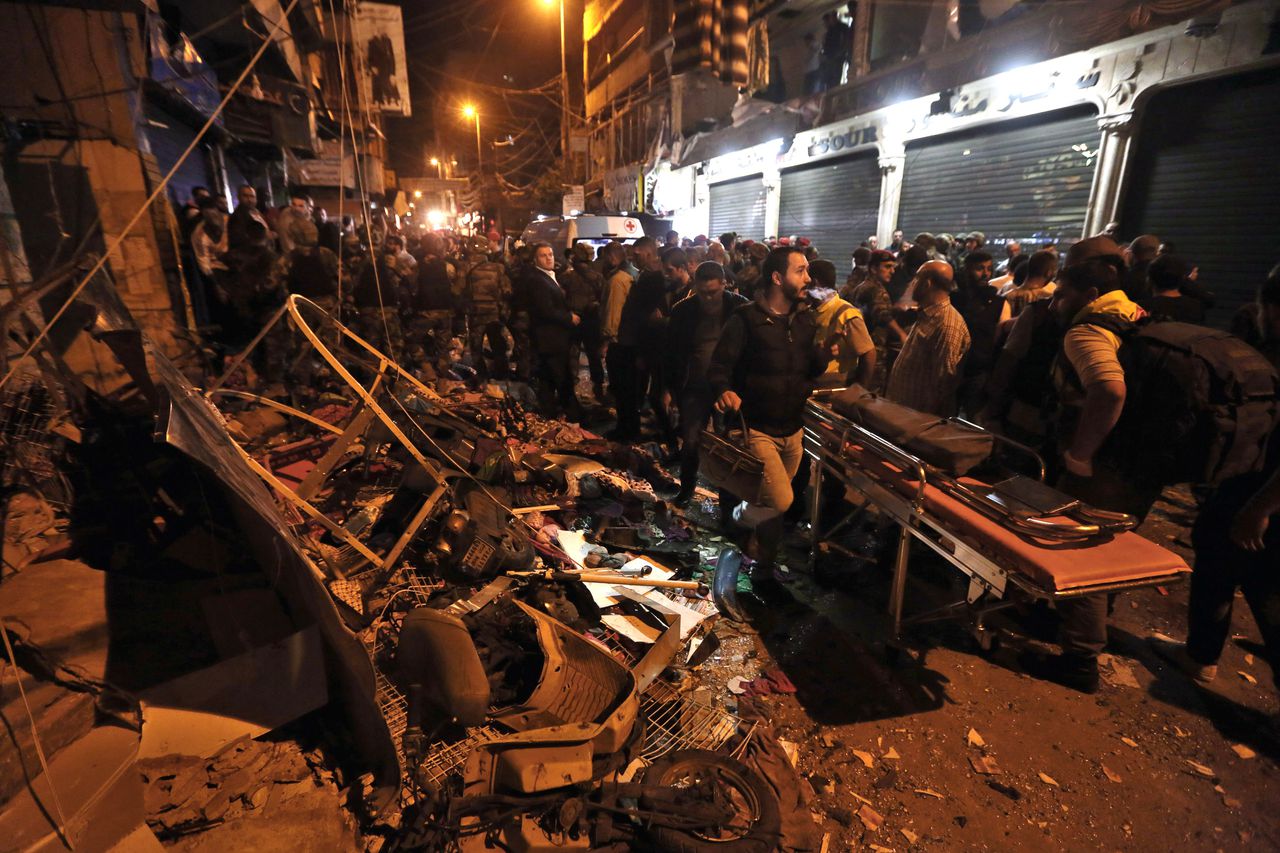 Ravage in de straten van Beiroet, na een dubbele aanslag afgelopen donderdag. Foto AP / Bilal Hussein