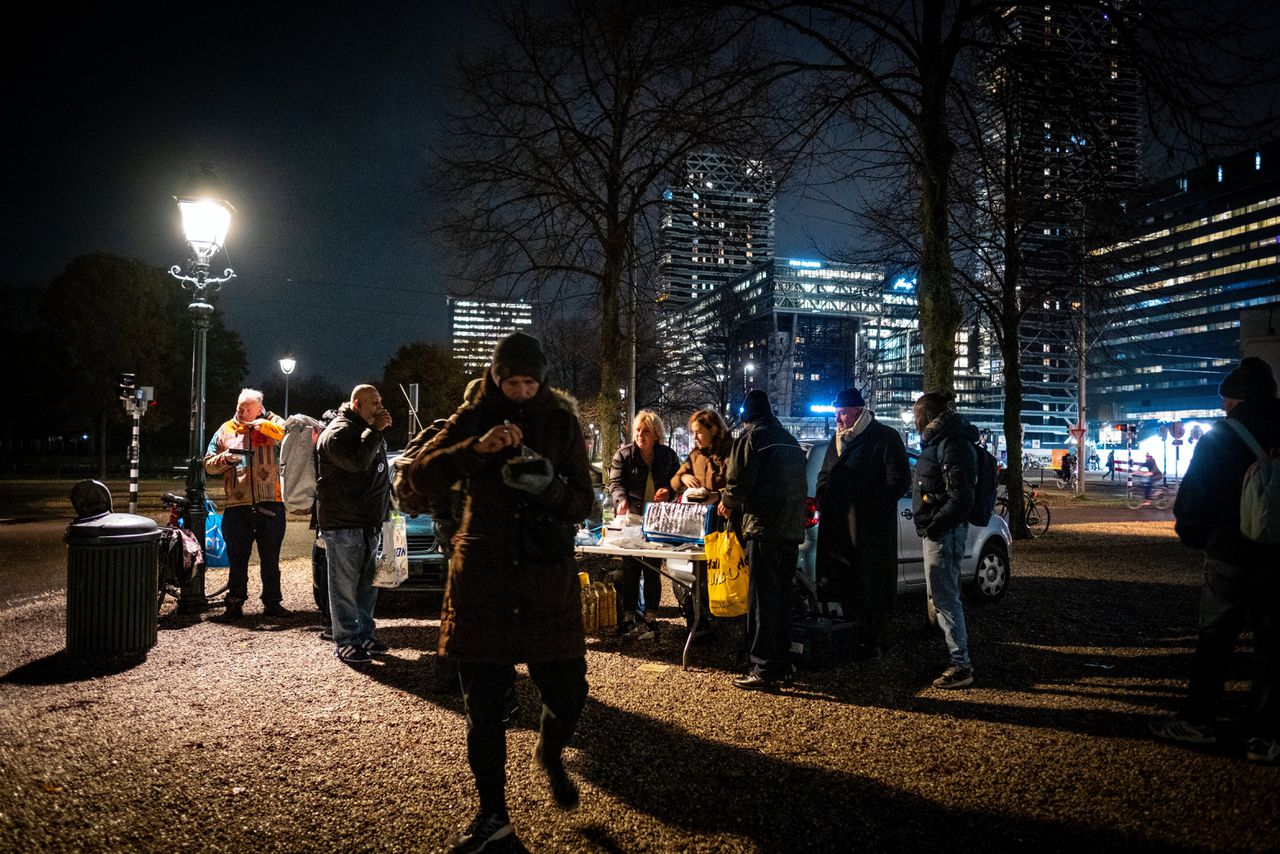 Vrijwilligers van Stichting De Vriend delen eten uit op de Koekamp in Den Haag. Er wordt soep, koffie, eten en kleding uitgedeeld aan daklozen.