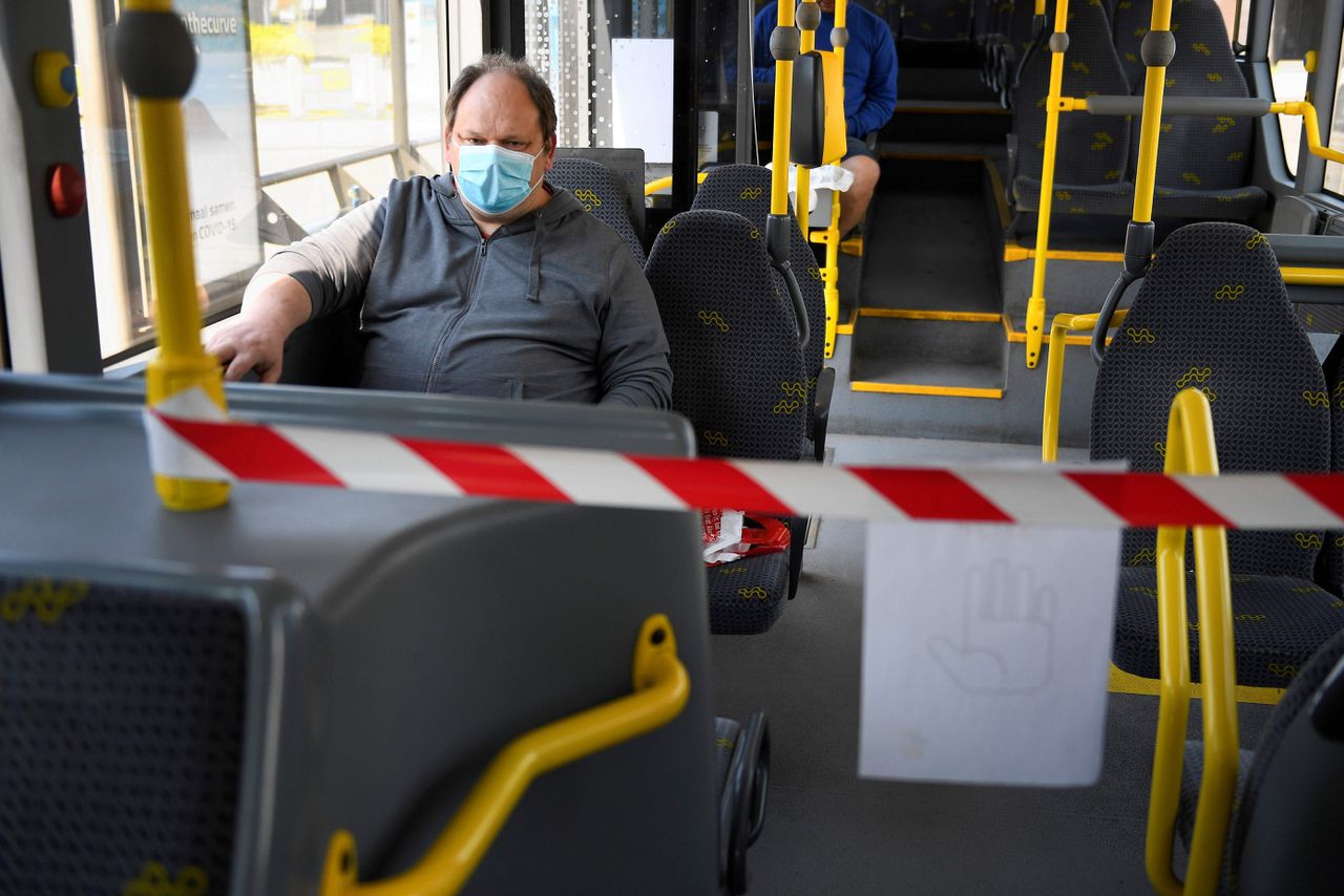 Een passagier met mondkapje bij busstation Hasselt, België.
