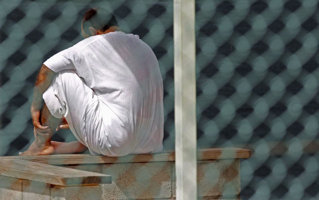 Een gevangene op een gemeenschappelijke ruimte in Guantánamo Bay, op een archiefoto uit 2007.