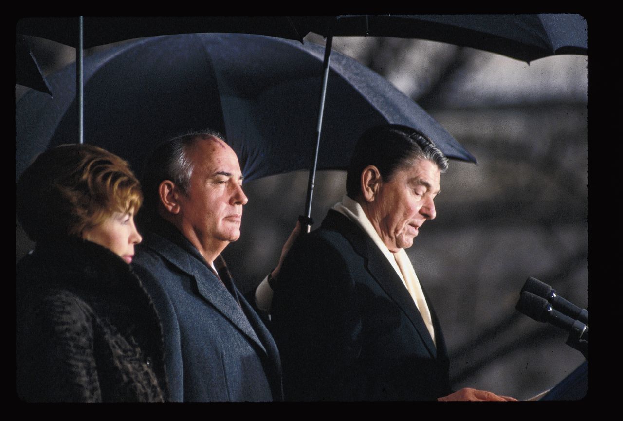 1987: Sovjet-leider Gorbatsjov (midden) en zijn vrouw Raisa (links) na een bezoek aan de Amerikaanse president Reagan in Washington.