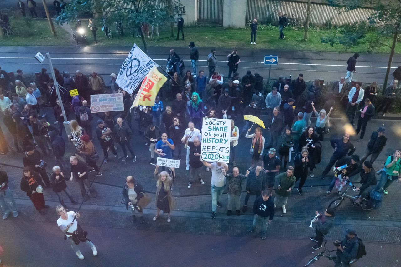 Demonstranten tijdens de persconferentie van Demissionair premier Mark Rutte en demissionair minister Hugo de Jonge.