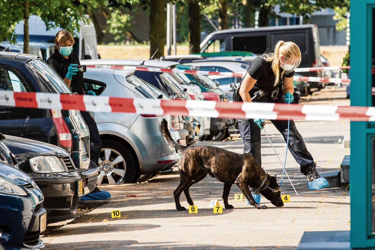Politie doet onderzoek in de Rotterdamse wijk De Esch.