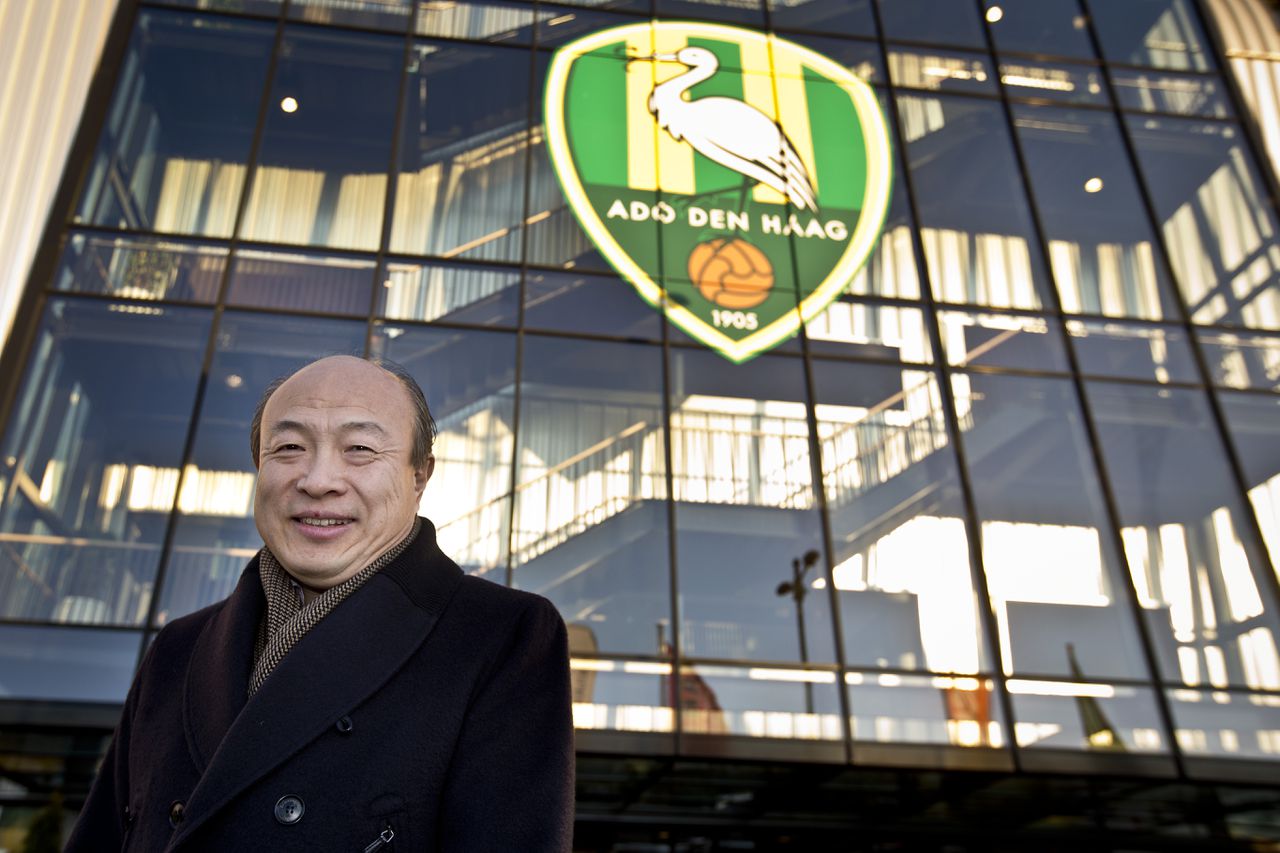 Hui Wang, sinds begin dit jaar de eigenaar van ADO, poseert voor het stadion van de Haagse voetbalclub. Algemeen directeur Maarten Fontein vertrekt nu uit onvrede over zijn geringe zeggenschap sinds de overname.