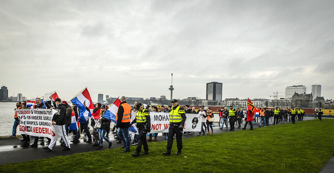 ROTTERDAM, 19 december 2015 - Aanhangers van de Nederlandse tak van de anti-islambeweging Pegida demonstreren op het Wilhelminaplein. Foto Remko de Waal / ANP
