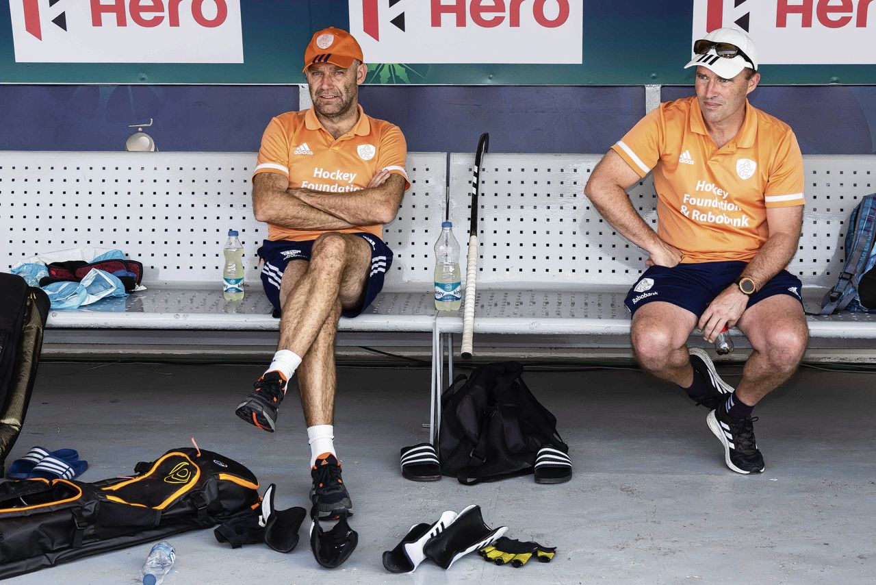 Bondscoach Jeroen Delmée (r) en zijn assistent Eric Verboom kijken ontspannen toe tijdens een training in aanloop naar de kwartfinale van het WK hockey.