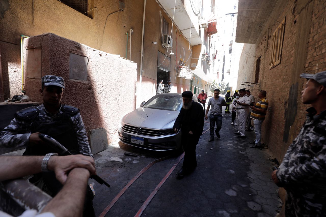 Politieagenten vlakbij de koptische kerk in Giza, waar zondag brand uitbrak.