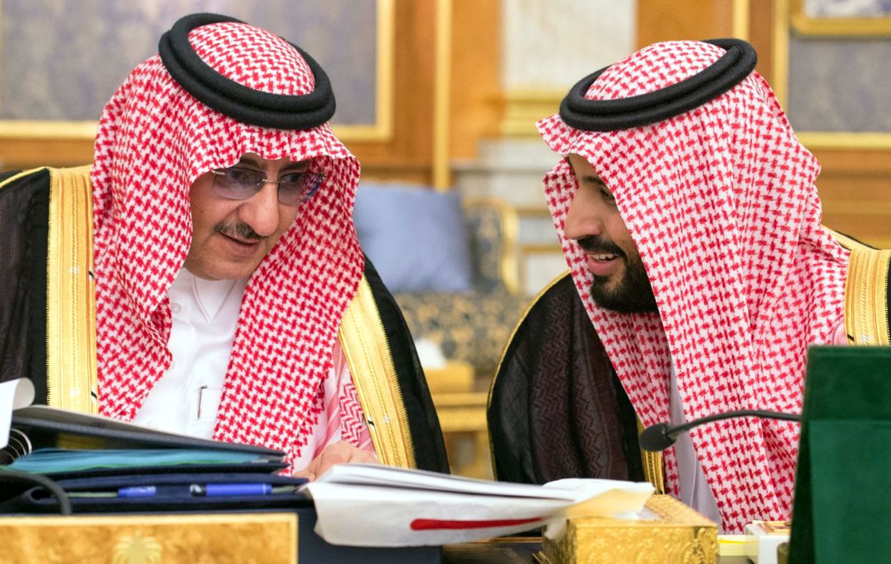 Kroonprins Mohammed bin Salman samen met de nu gearresteerde prins Mohammed bin Nayef, toen beiden minister, bij een kabinetsvergadering in 2016.