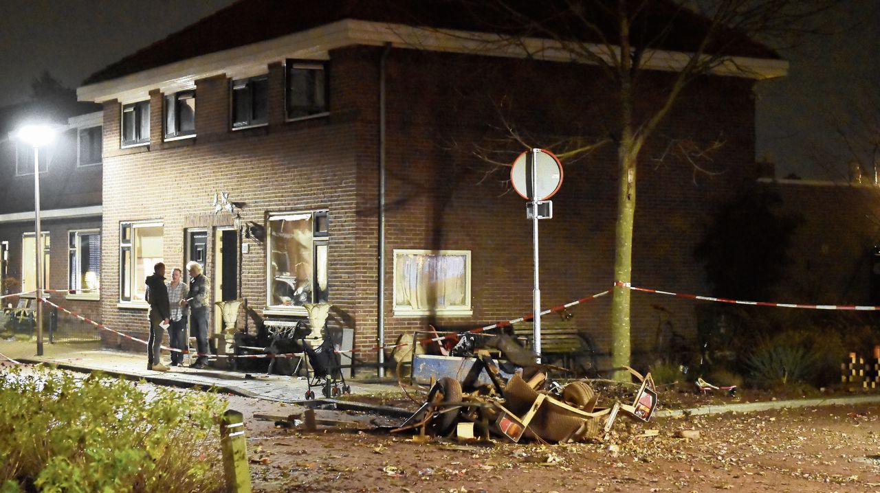 De plek waar een vuurwerkinstallatie op een aanhanger ontplofte. Omstander Henk Kempers overleed daarbij.
