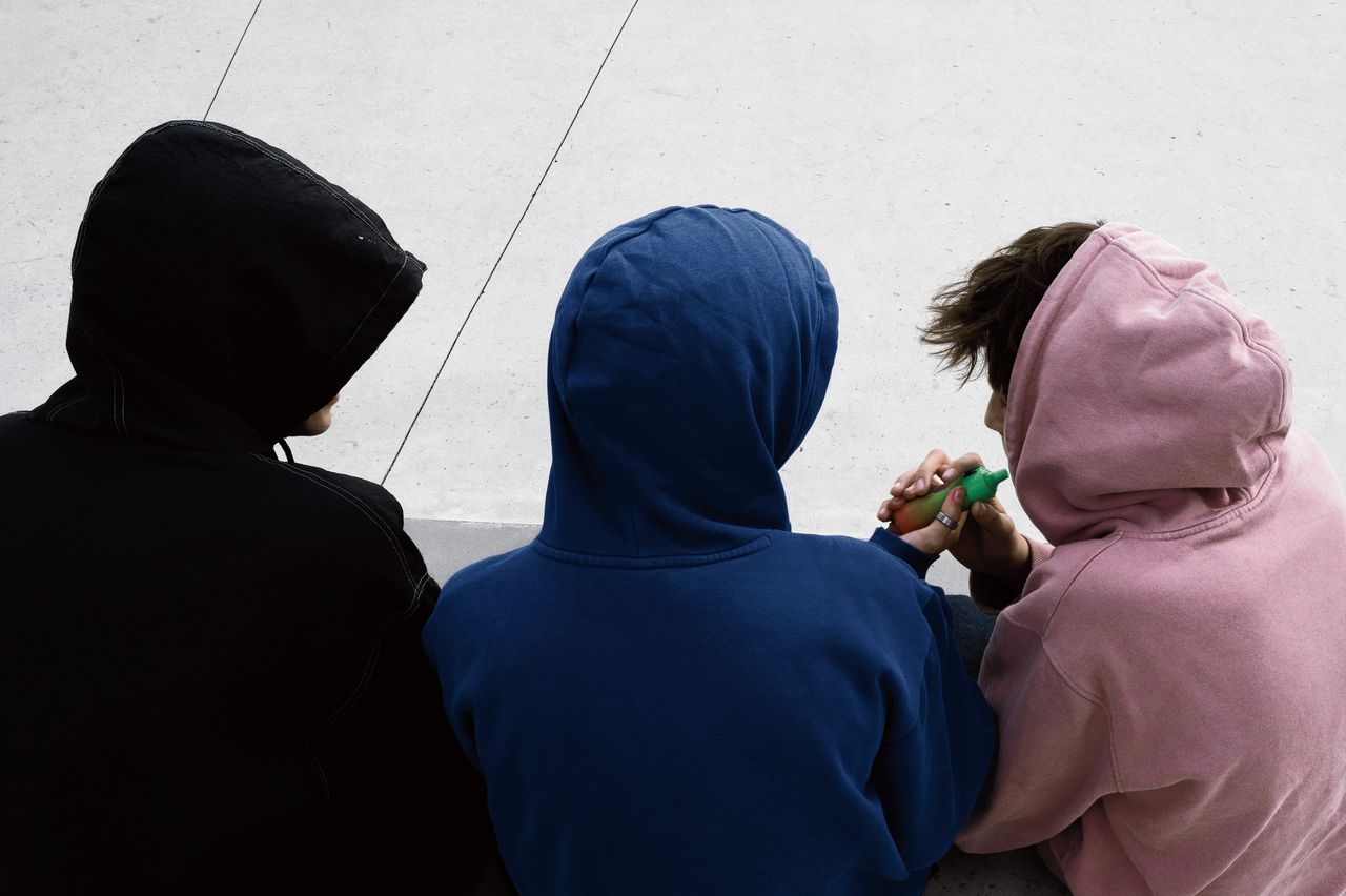‘Vapers? Dat zijn eerste- en tweedeklassers’, zegt Lisa (15) met zwarte hoodie 