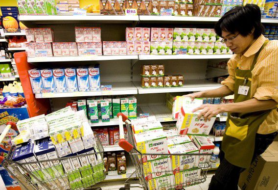 epa01493664 Chinese milk brands are removed from shelves in a Hong Kong supermarket, 19 September 2008. Mainland milk products in Hong Kong are being recalled after testing positive for melamine which has killed four babies and sickened over 6000. EPA/PAUL HILTON