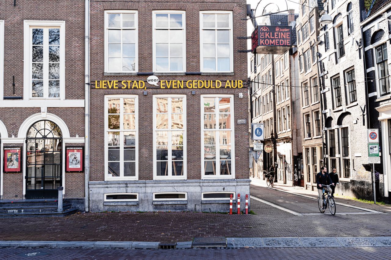 De Kleine Komedie, cabaretpodium in Amsterdam. Op de gevel staat normaliter de naam van de optredende artiest.