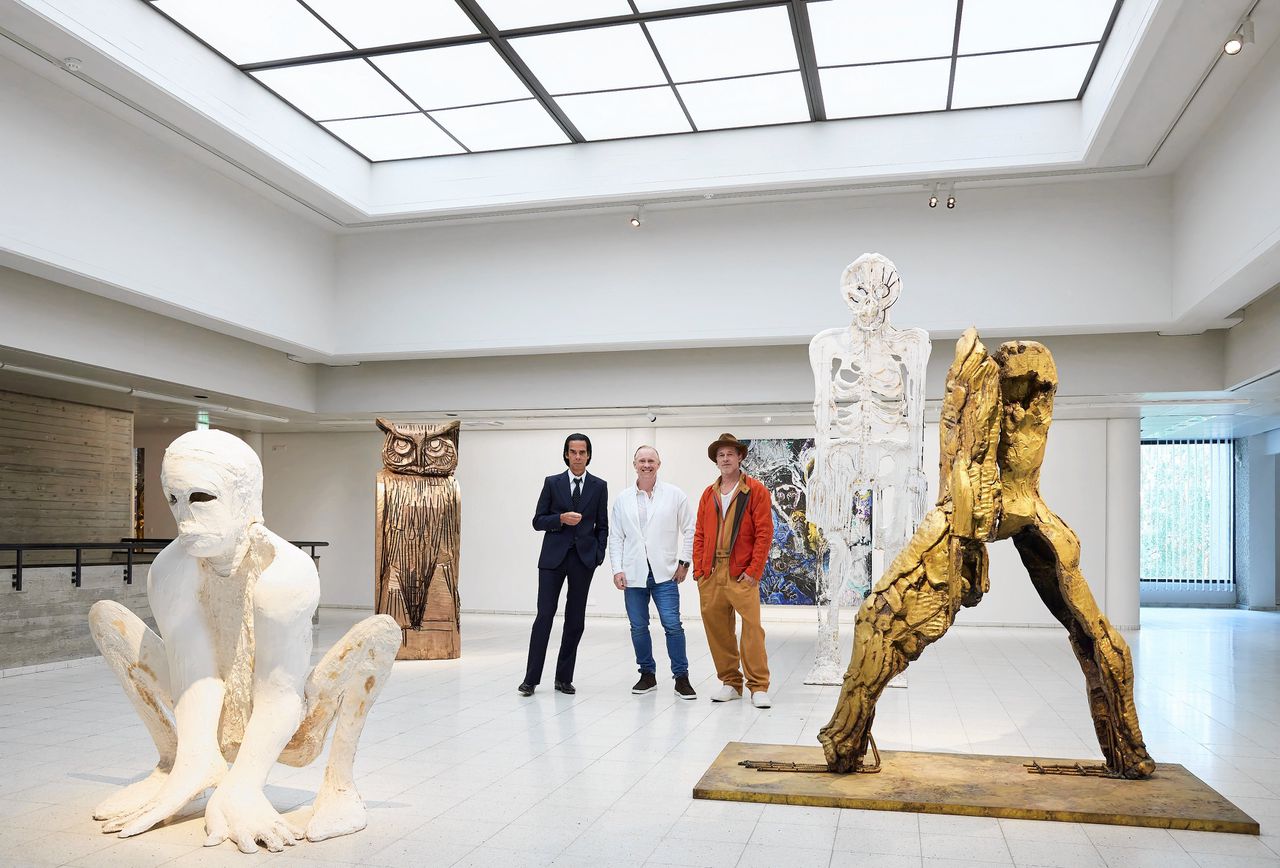 Nick Cave, Thomas Houseago en Brad Pitt in hun expositie in het Sara Hildén Art Museum.