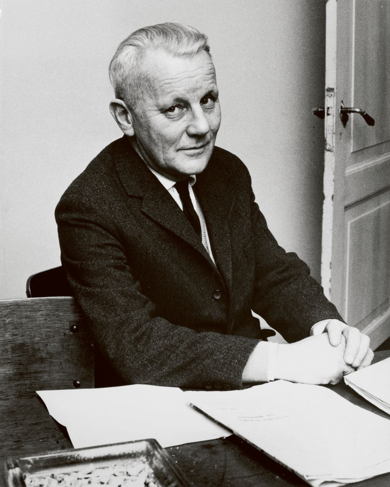 A. Alberts op kantoor bij De Groene Amsterdammer, jaren zestig
