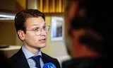 Minister Jaimi van Essen (Landbouw, Visserij, Voedselzekerheid en Natuur, D66) staat de pers te woord.